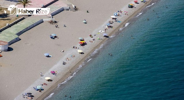 Sıcaktan bunalanlar sahilleri doldurdu