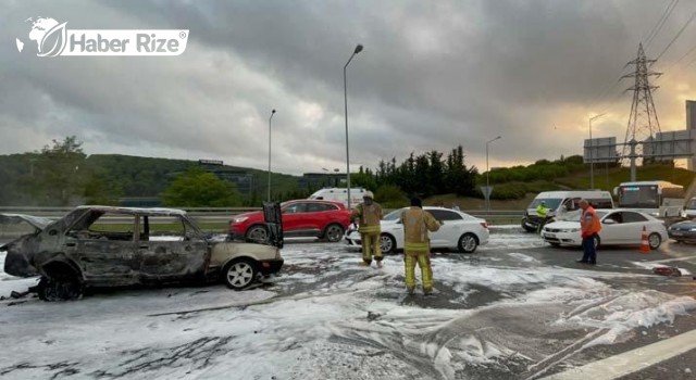 TEM Otoyolunda kaza yapan otomobil yandı