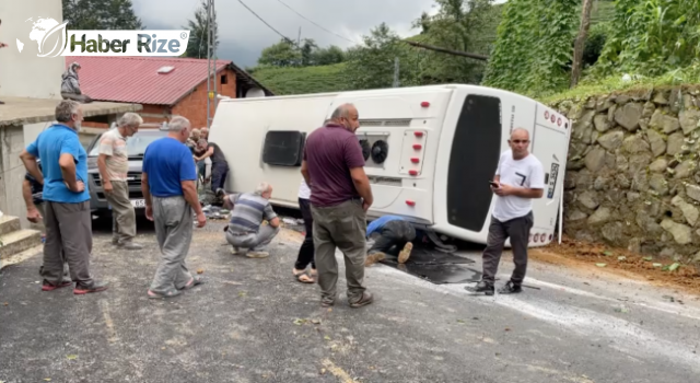 Turistleri taşıyan minibüs devrildi