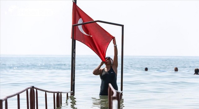 Türk kadın sporcumuz Manş Denizi'ni yüzerek geçti