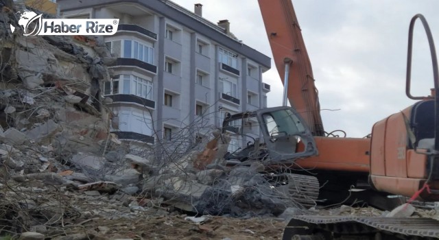 Üzerine beton blok düşen kamyonetteki 2 kişi yaralandı