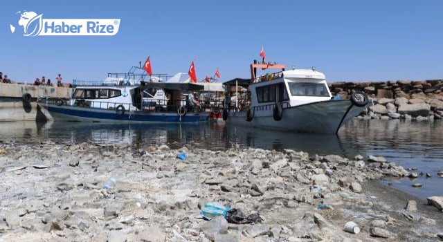 Van Gölü'nde su seviyesi düştü, tekneler karaya oturdu