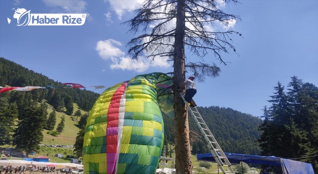 Yamaç Paraşütü Pilotu Rüzgar Yön Değiştirince Piknik Yapanların Üzerine İndi