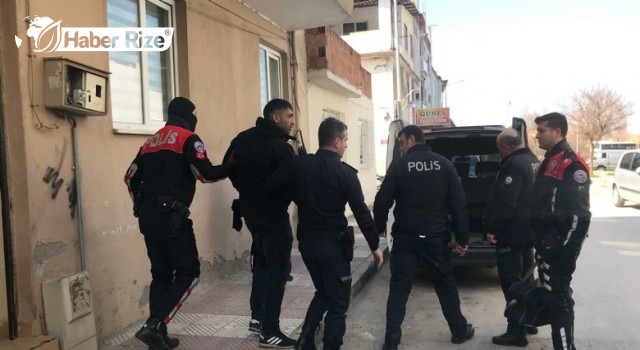 Aranan hükümlü saklandığı evde yakalandı