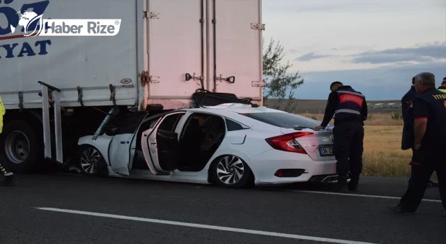 Arkadan çarpan otomobildeki 1 kişi öldü, 3 kişi yaralandı