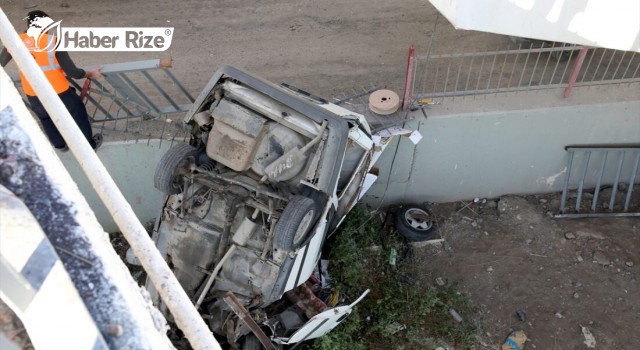 Çarpışan iki otomobilden biri köprü boşluğundan düştü, 3 kişi yaralandı