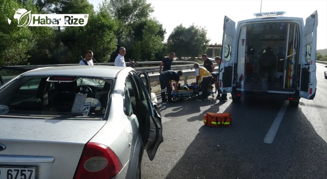 Çorum'da bariyerlere çarpan otomobildeki 4 kişi yaralandı