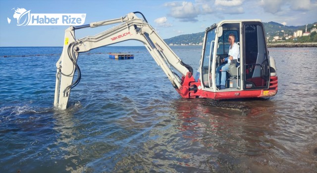 Denizde kaybolan kolyesini bulmak için iş makinesi kiraladı