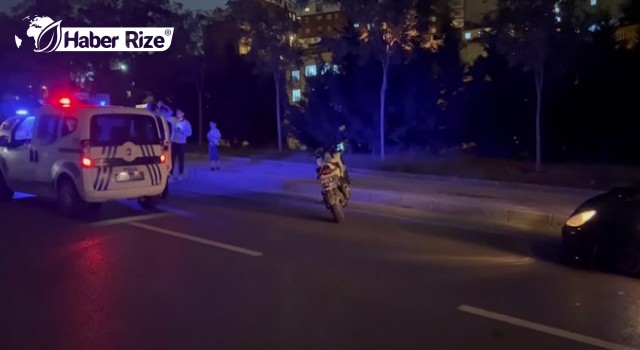 Fırlayan tekerin çarptığı motosikletteki 2 polis yaralandı