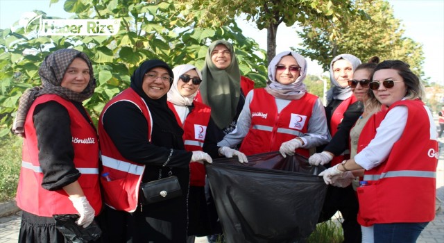 Gönüllüler çevre temizliğine dikkati çekmek için çöp topladı