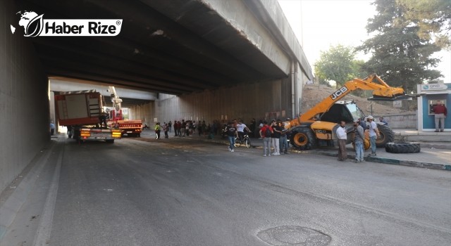 İş makinesi ve konteyner yüklü tır alt geçitte sıkıştı