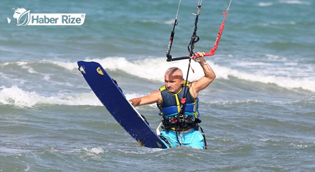 Kitesurf tutkunları Samsun'da bir araya geldi