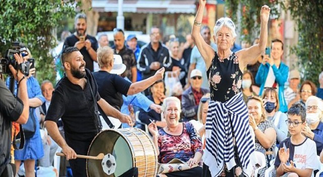 Konak parkları, Roman Müzisyenlerle coştu