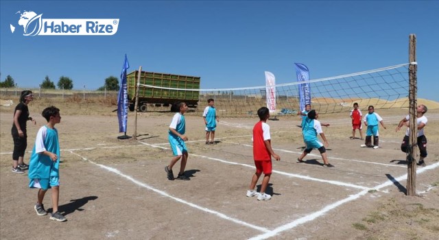 Köydeki çocuğun futbol sahası isteği yerine getirildi