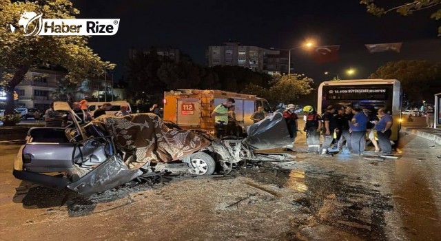 Otomobil halk otobüsüne çarptı, 1 kişi öldü, 3 kişi yaralandı