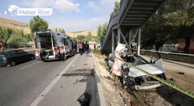 Otomobil üst geçide çarptı : 2 ölü, 2 yaralı