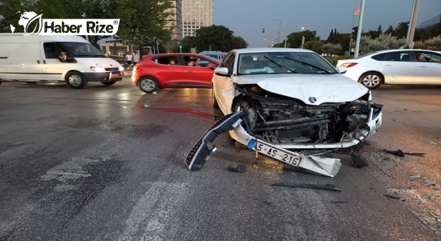 Otomobillerin çarpışması sonucu 2 kişi yaralandı