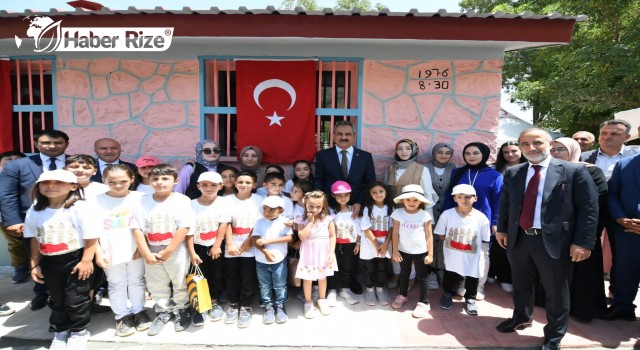 Renklendirdikleri köy okulunu öğrenciler için eğlenceli hale getirdiler