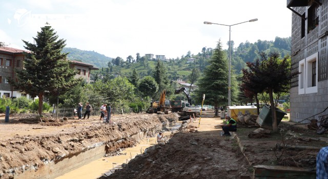 Rize'de şiddetli yağış etkili oluyor