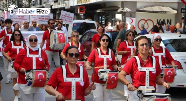 Sağlık çalışanları halk sağlığına dikkati çekmek için trampet takımı kurdu