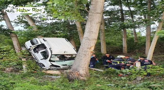 Samsun’da ağaca çarpan hafif ticari araçtaki 4 kişi yaralandı