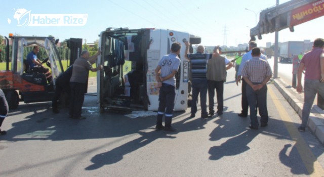 Servis minibüsü ile kamyonet çarpıştı, 17 işçi yaralandı