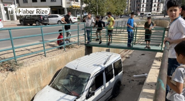 Su kanalına düşen hafif ticari araçtaki anne ve oğlu yaralandı