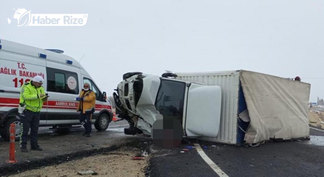 Tırla çarpışan kamyonetin sürücüsü hayatını kaybetti