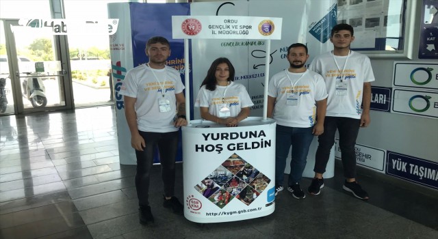 Üniversite öğrencilerini görevliler karşılıyor