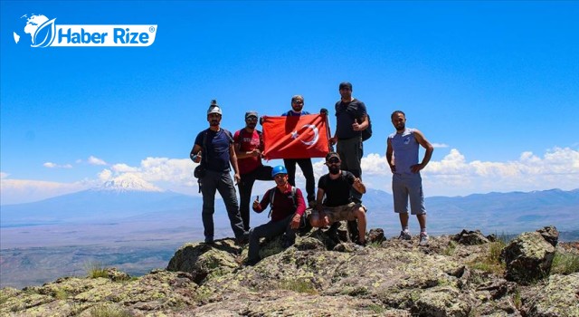 Bir grup dağcı Tekelti Dağı'na tırmandı