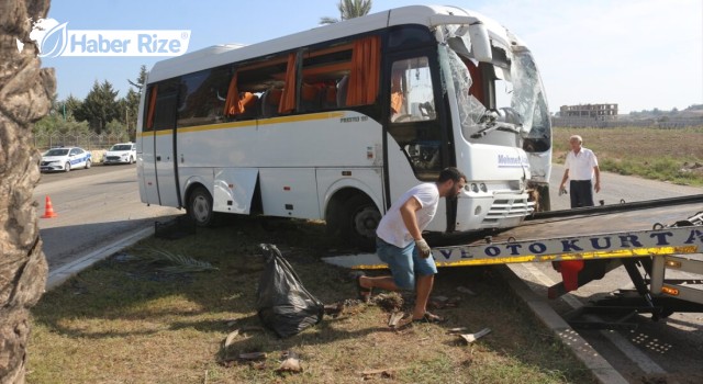 Devrilen okul servisindeki 19 kişi yaralandı