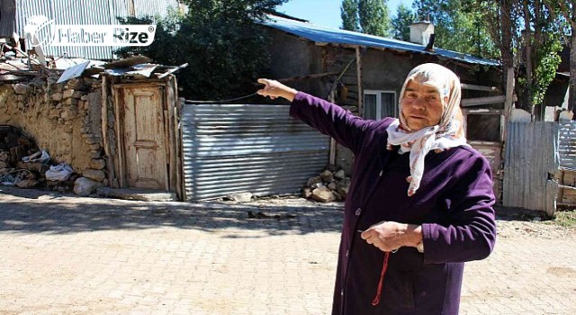 Evi yanan yaşlı kadını köy muhtarı kurtardı