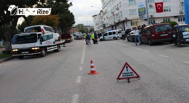 Hafif ticari araçların çarpıştığı kazada 2 kişi yaralandı