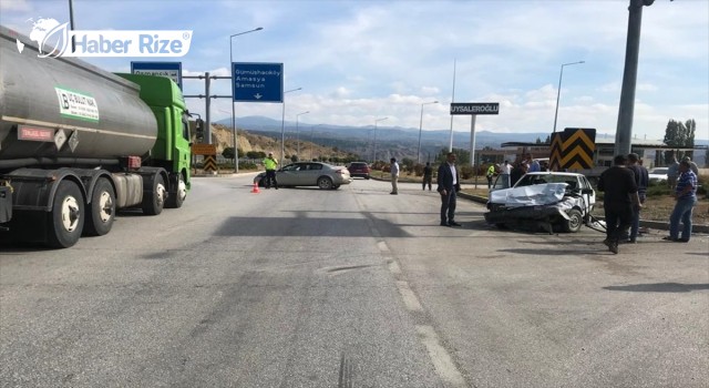 İki otomobilin çarpışması sonucu 5 kişi yaralandı