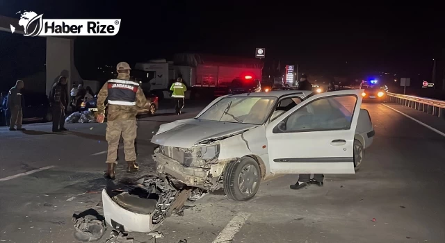 Kamyona arkadan çarpan otomobildeki 3 kişi yaralandı