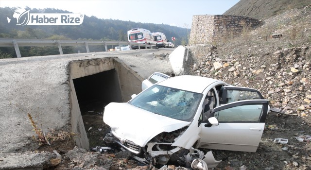 Menfeze düşen otomobildeki baba öldü, oğlu yaralandı