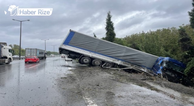 Tırın bariyerlere çarpması sonucu sürücü yaralandı