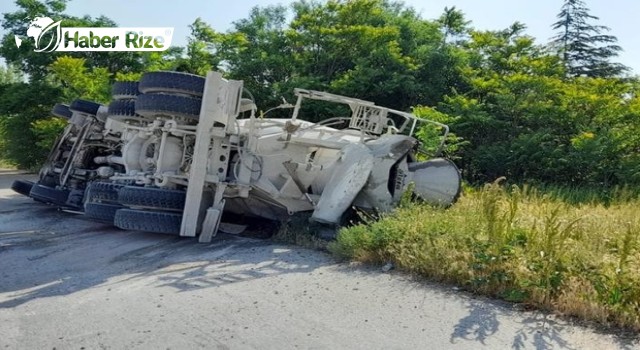 Virajı alamayan beton mikseri devrildi