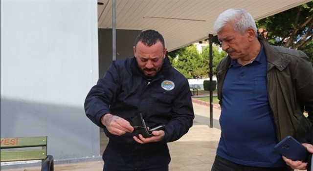 Mersin’de belediye personeli bulduğu cüzdanı sahibine ulaştırdı