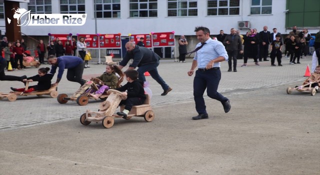 Rize'de babalar ve çocukları tahta arabalarla yarıştı