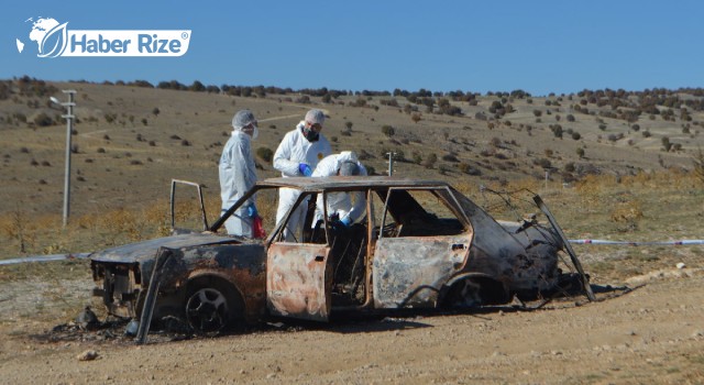 Yanmış otomobilin içinde 2 erkek cesedi bulundu