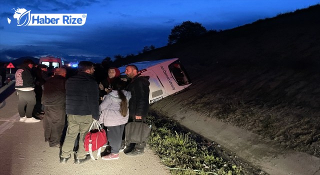 Yolcu otobüsü su kanalına devrildi, 9 kişi yaralandı