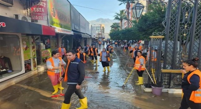 İskenderun’daki selin ardından temizlik çalışmaları devam ediyor