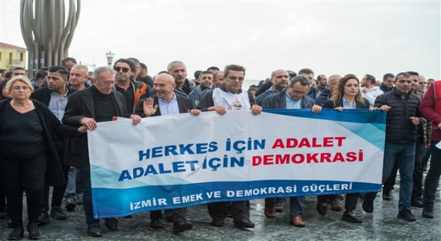 İzmir’de “Demokrasi Yürüyüşü” yapıldı