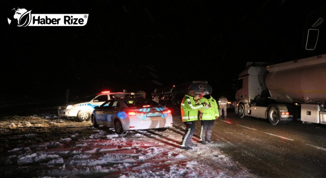 Kop Dağı Geçidi’nde kar ve tipi ulaşımda aksamalara yol açıyor