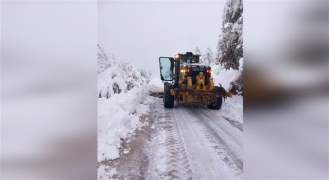 Osmangazi’de karlı yollara müdahale edildi