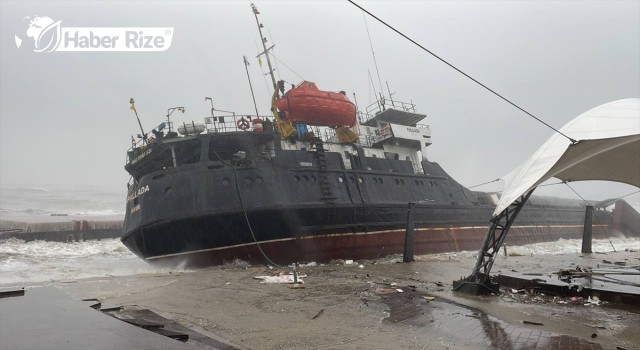 Zonguldak Ereğli’de karaya çarpan gemi ikiye bölündü