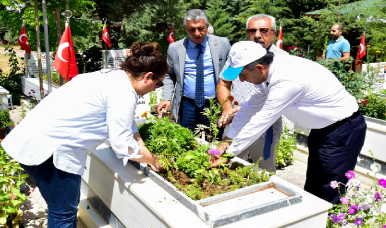 Orduzu Katı Atık Entegre Tesisi’nde yetiştirilen çiçekler şehitlerin kabirlerine dikildi