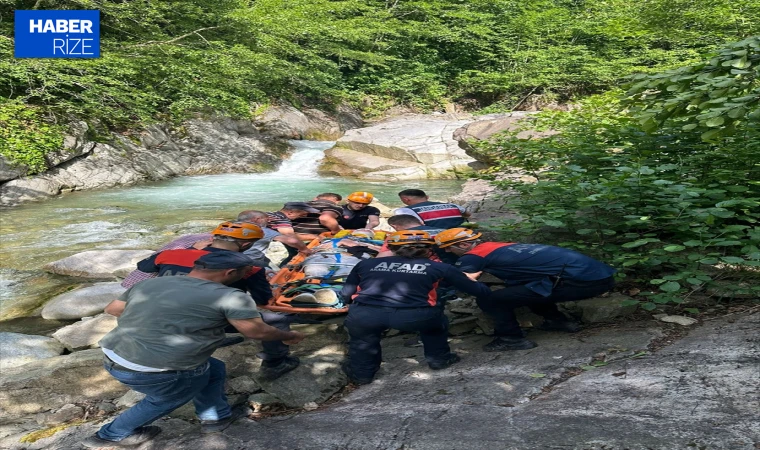 Rize’de dereye yuvarlanan aracın sürücüsü yaralandı