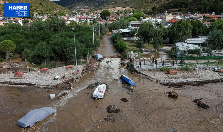 İzmir'de sağanak: Yol çöktü, araçlar denize sürüklendi, bir okulda eğitime ara verildi